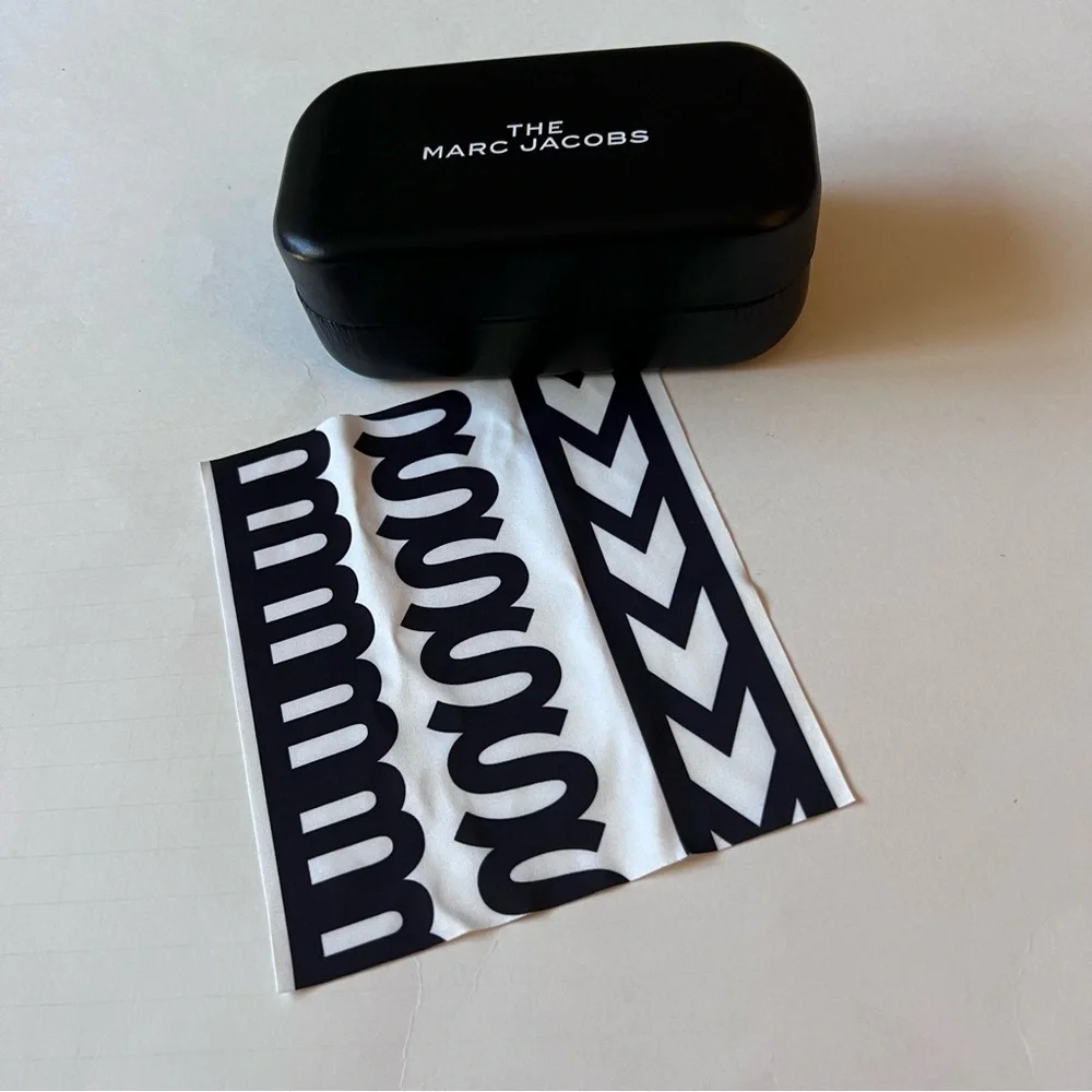 MARC JACOBS LARGE SUNGLASSES CASE WITH CLEANING CLOTH BLACK NEW